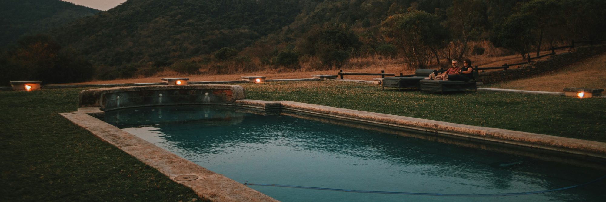 Piscina al capvespre a la muntanya
