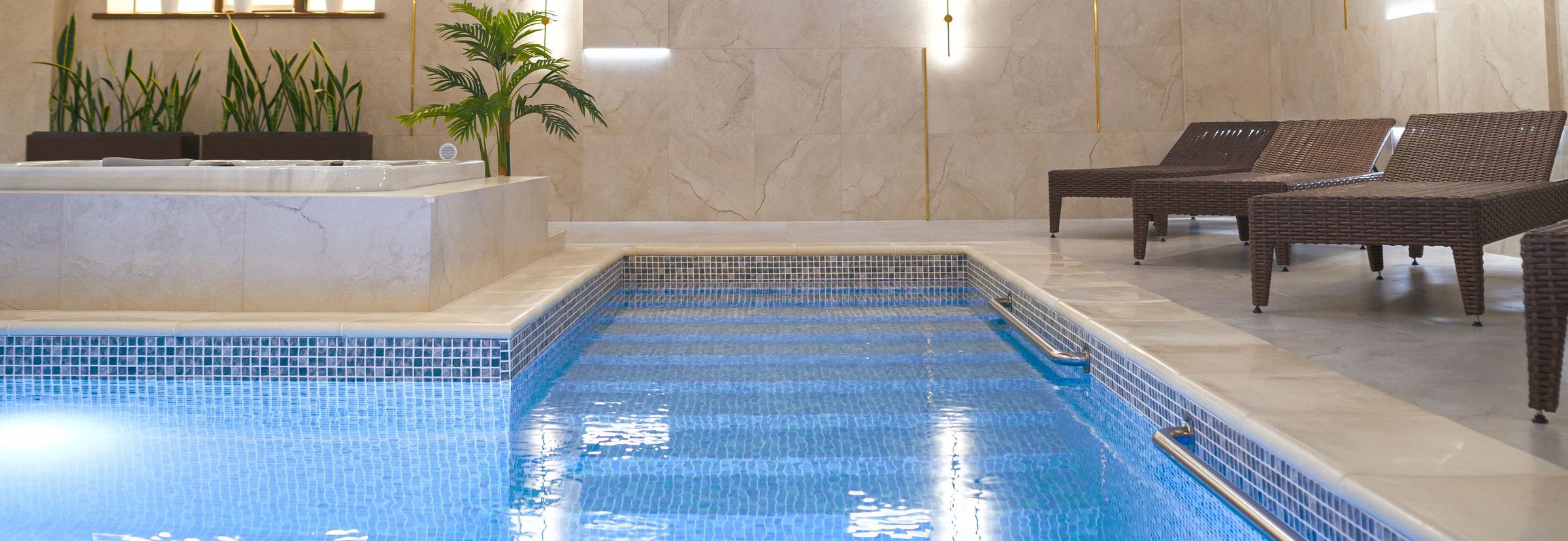 Piscina interior il·luminada